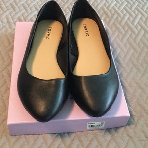 Size 10w black faux leather flats